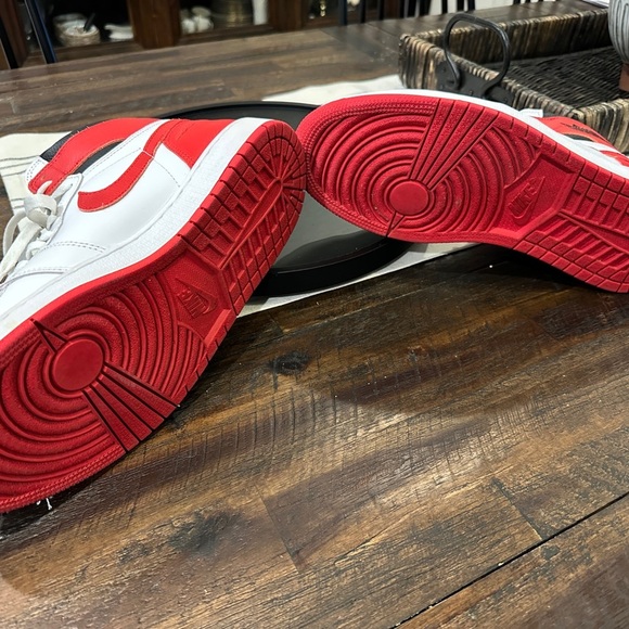Nike Air Jordan 1 Retro High OG "Heritage" Red and White Sneakers High Top - Picture 11 of 12